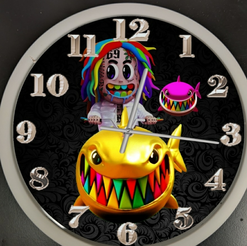 Tekashi on gold shark clock - Picture 3 of 3